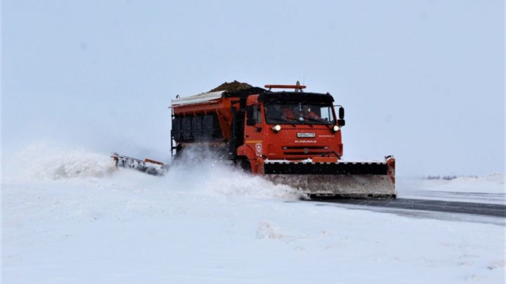 Сейчас на региональных дорогах Татарстана работают более 400 единиц снегоуборочной техники