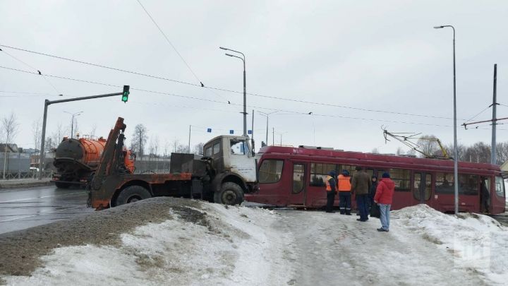 В Казани у грузовика отказали тормоза и он протаранил трамвай
