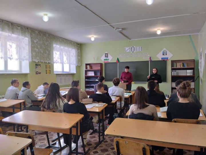 Сотрудники камполянской библиотеки провели для студентов правовую игру «Моя Россия — мой выбор»
