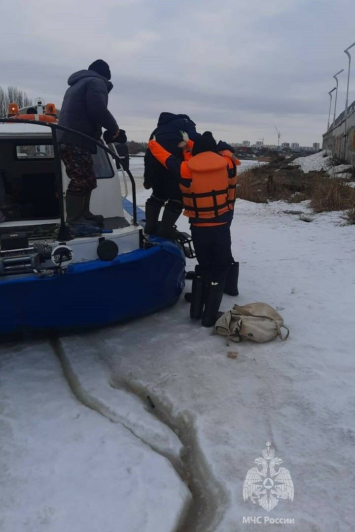 В Татарстане спасатели помогли рыбаку, которому стало плохо на Каме