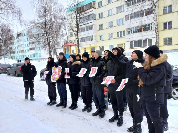 Активисты отряда Форпост провели традиционную акцию «Для милых мам»