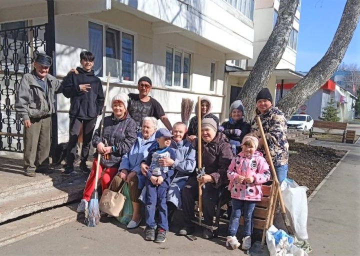 Жители Камских Полян провели очередной субботник