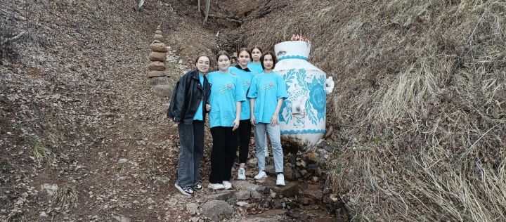 Активисты Детской районной Думы провели уборку на роднике Белоглазова