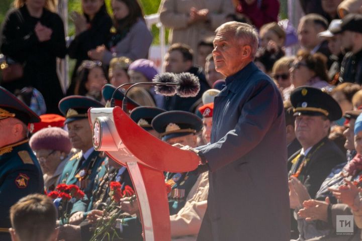 Минниханов на параде в Казани: Наш священный долг – оберегать славные традиции Победы