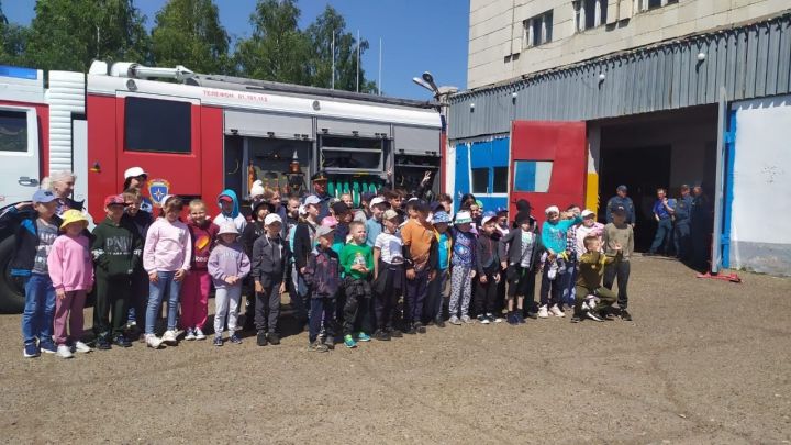 Ребята из пришкольного летнего лагеря побывали в пожарной части