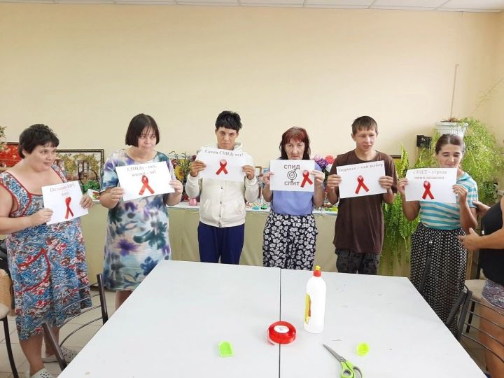 В Камско-Полянском доме-интернате провели информационно-профилактическую акцию «Красная ленточка»