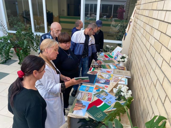 В Камско-Полянском доме-интернате оформили выставку ко Дню Республики