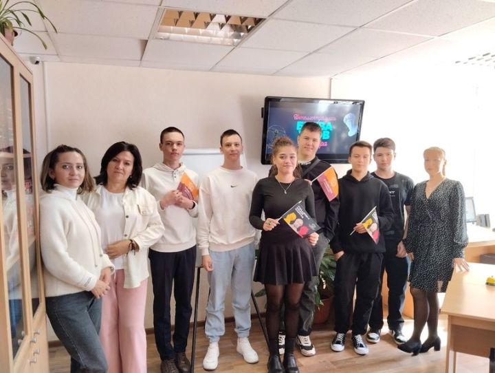Сотрудники Камско-Полянской библиотеки провели для студентов интеллектуальный квиз