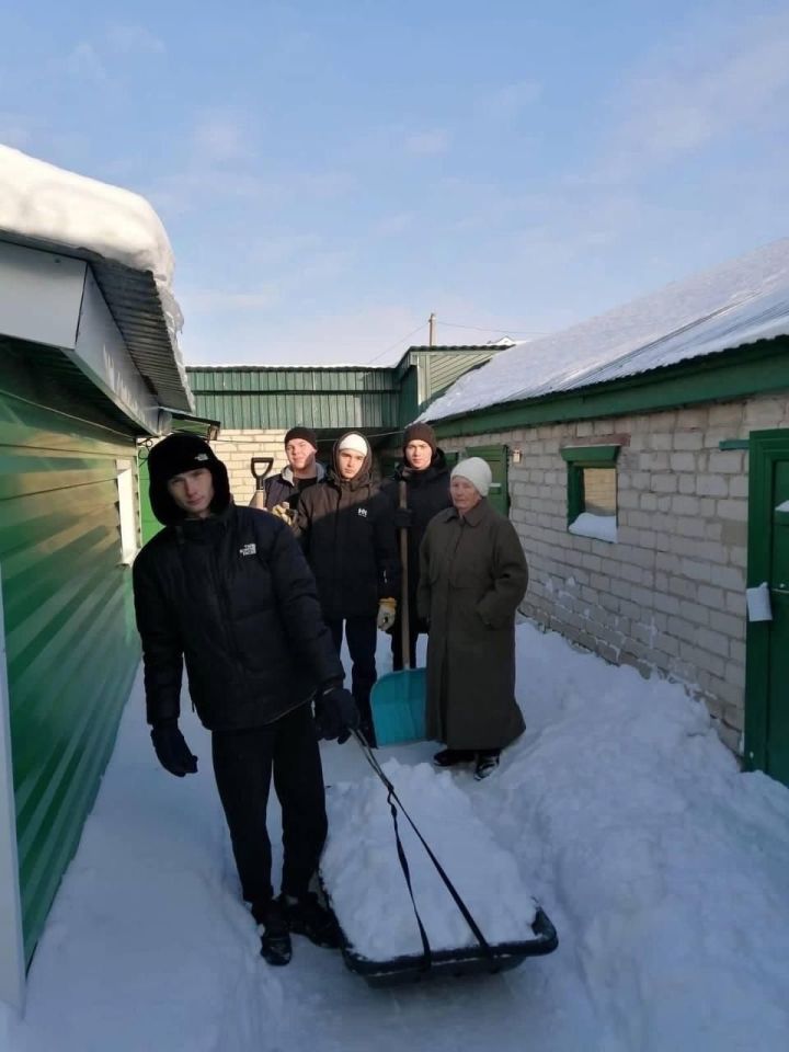 Молодежь Татарстана помогает жителям бороться со снегопадом