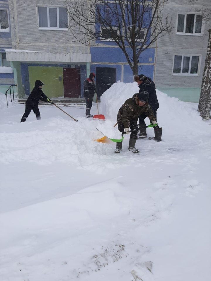 Жители Камских Полян присоединились к уборке снега