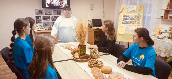 В Камско-Полянской библиотеке прошёл познавательный экскурс «Хлеб — жизни всей»