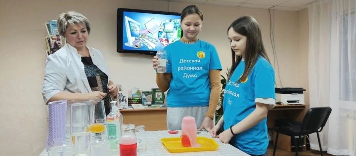 Библиотекари Камских Полян познакомили активистов Детской районной Думы с важными мировыми открытиями