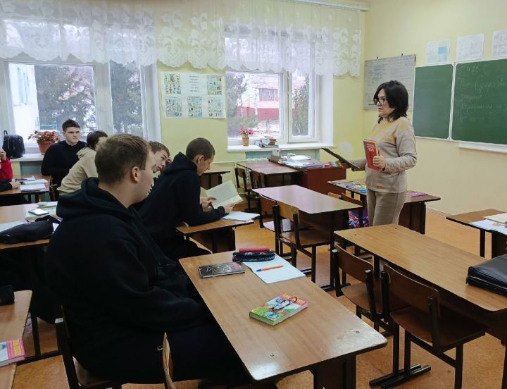 Библиотекарь Камских Полян провела шок — урок для студентов второго курса колледжа НМК