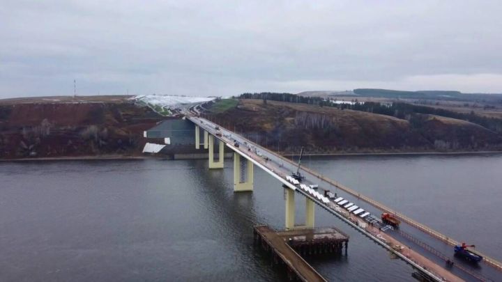 На мосту через Каму строящегося обхода Нижнекамска и Набережных Челнов началось устройство линий электроосвещения