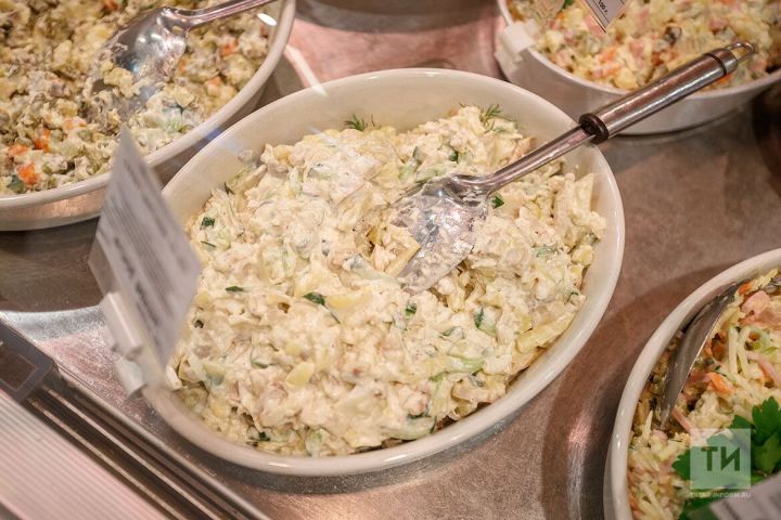 Гастроэнтеролог рассказала, сколько дней можно есть новогодние салаты