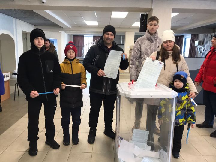 На голосование пришла большая дружная семья Бикмухаметовых