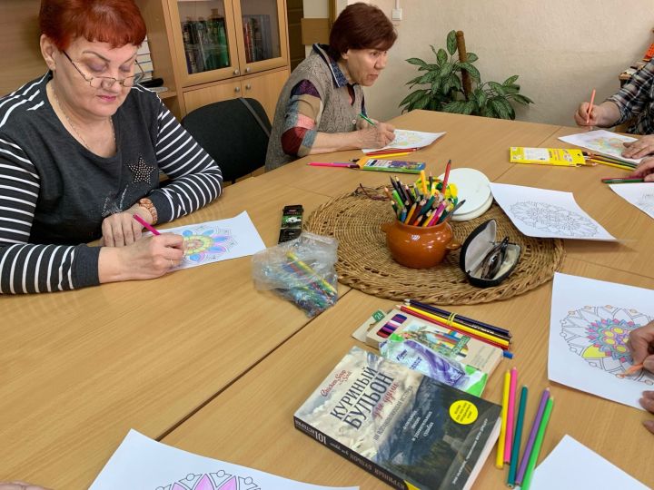 В Камско-Полянской библиотеке прошел мастер-класс по раскрашиванию мандал