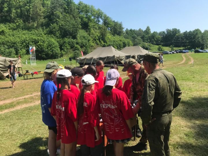 В Камских Полян проходит для молодежи военно-патриотический слет «Своих не бросаем»