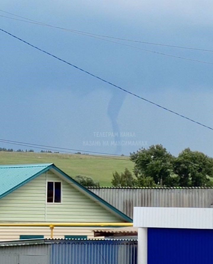 На Татарстан снова обрушилась погодная аномалия - на фотографии запечатлены облачные вихри