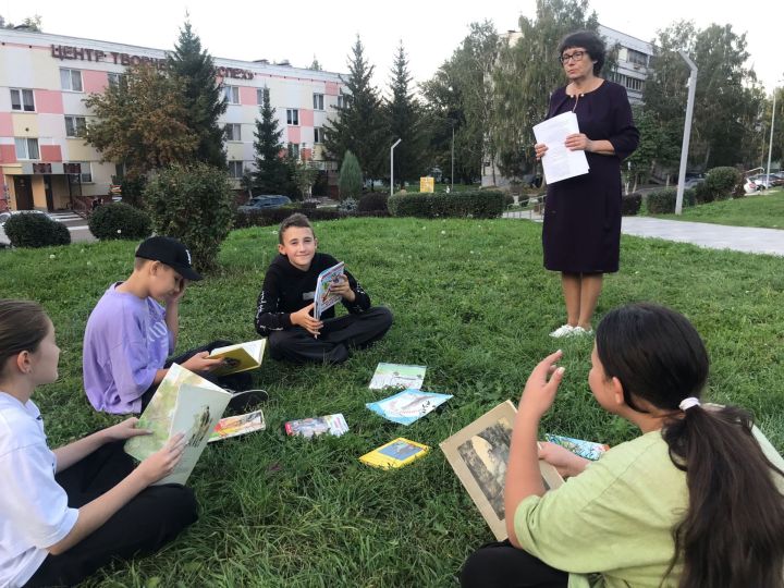 Библиотекари провели час доброго чтения для юных читателей Камских Полян