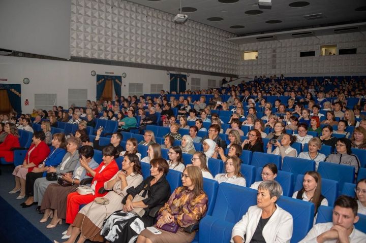 Работники детских садов Камских Полян посетили праздник «Посидим по-семейному»
