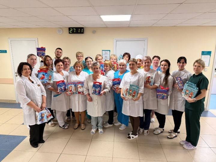 Сотрудники больницы Камских Полян собрали новогодние подарки для детей Донбасса