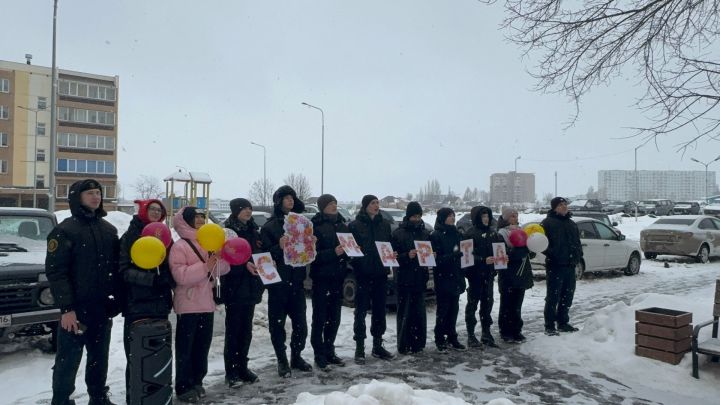 Активисты отряда «Форпост» Камских Полян поздравили мам с 8 Марта