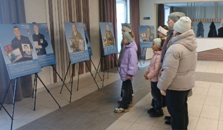 Воспитанники ЦДТ «Радуга» Камских Полян посетили выставку «Отец Героя»