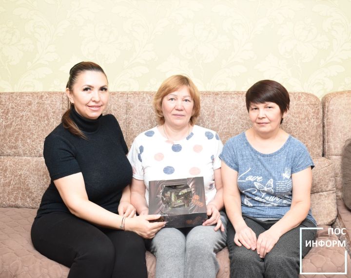 Жительница Камских Полян изготавливает окопные свечи для бойцов СВО