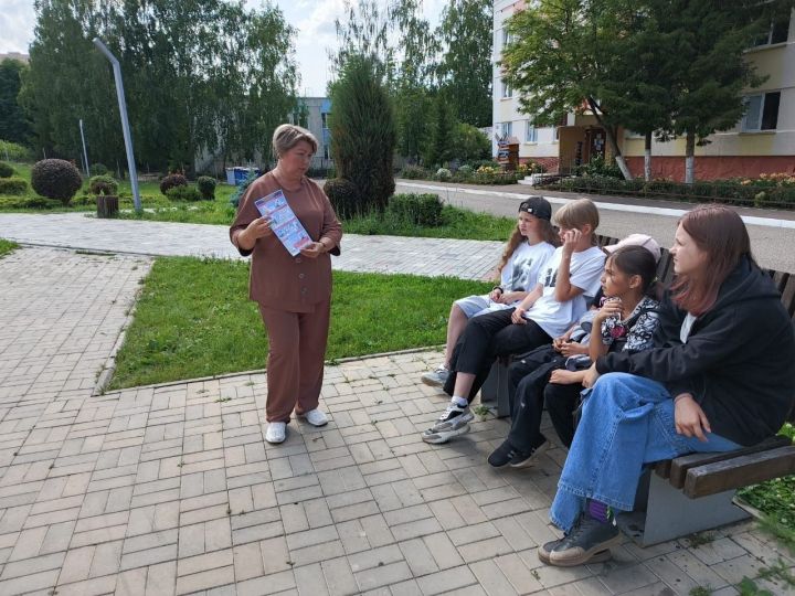 Сотрудники библиотеки Камских Полян провели час профилактики