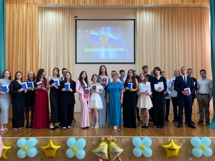 Школьный финал: выпускники Камских Полян получили аттестаты и награды