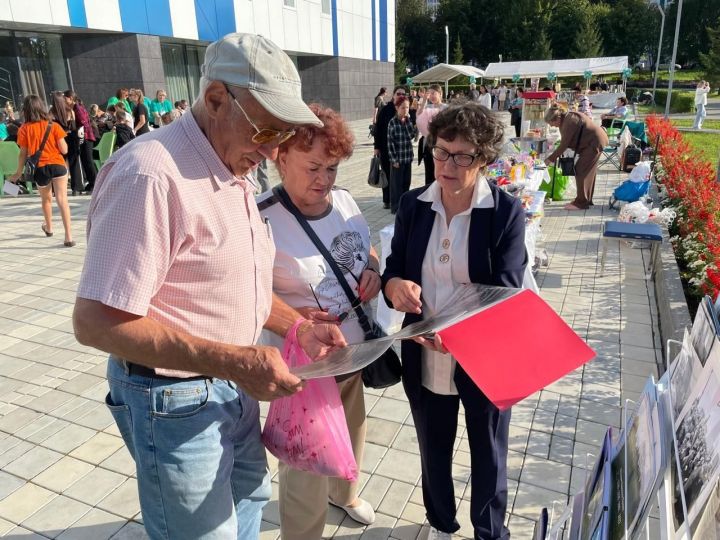 В День города библиотекари Камских Полян организовали выставку «Родного края отраженье»