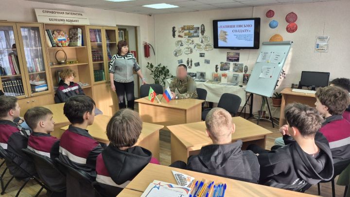 В Камских Полянах студенты колледжа встретились с участником СВО в рамках акции «Письмо солдату»