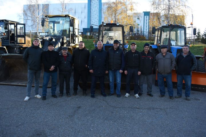 В Камских Полянах проверили готовность снегоуборочной техники к зиме