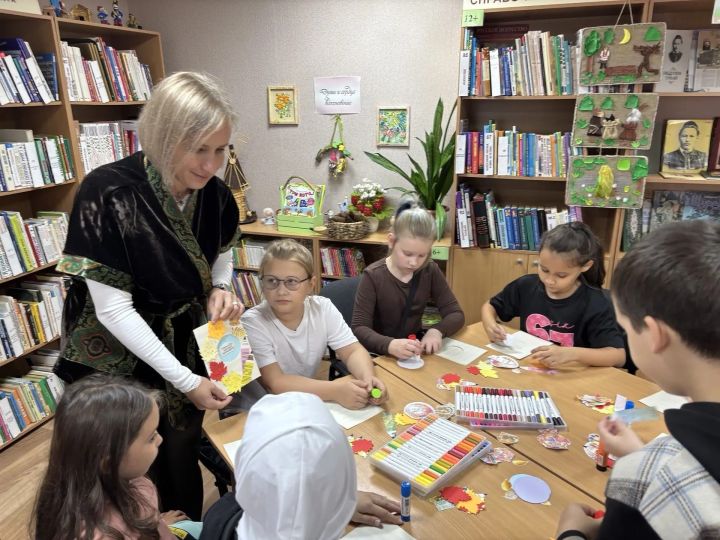 Юные жители Камских Полян смастерили открытки для любимых учителей