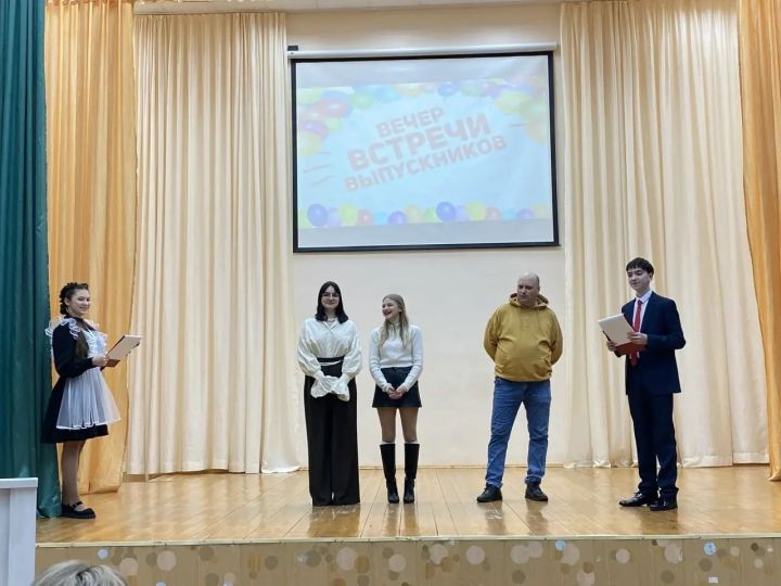 Эмоции, улыбки и море воспоминаний: в Камскополянской школе № 1 прошел Вечер встречи выпускников