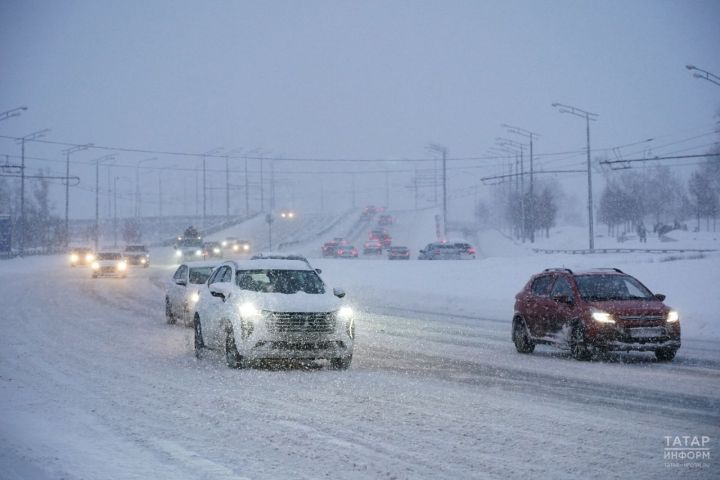 Госавтоинспекция призывает водителей быть особенно осторожными на дорогах во время снегопада