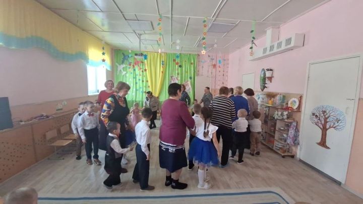 Песни для защитниц тыла: в селе Кармалы чествовали женщин из волонтерской группы «Благовест»