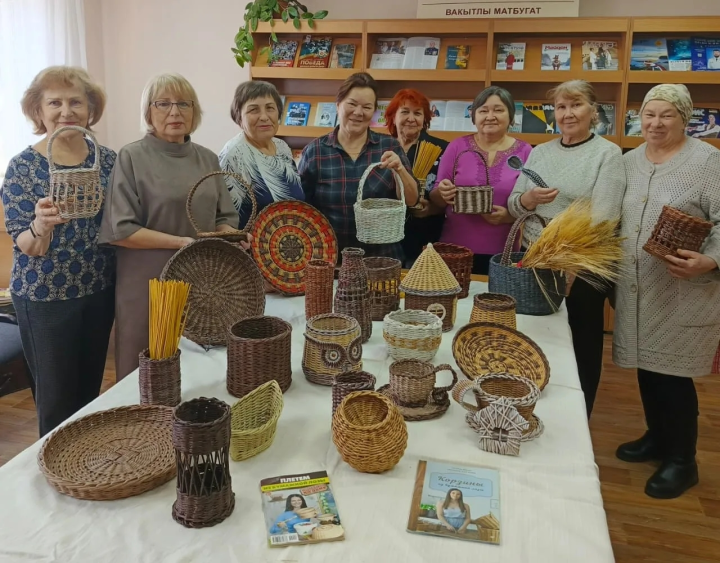 В библиотеке Камских Полян провели курсы мастер-классов по плетению лозы: новое хобби в копилку