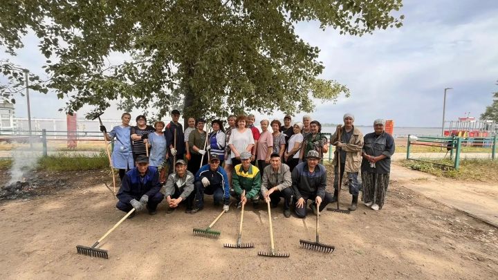 В Камских Полянах трудовые коллективы привели в порядок пляж «Мандарин»