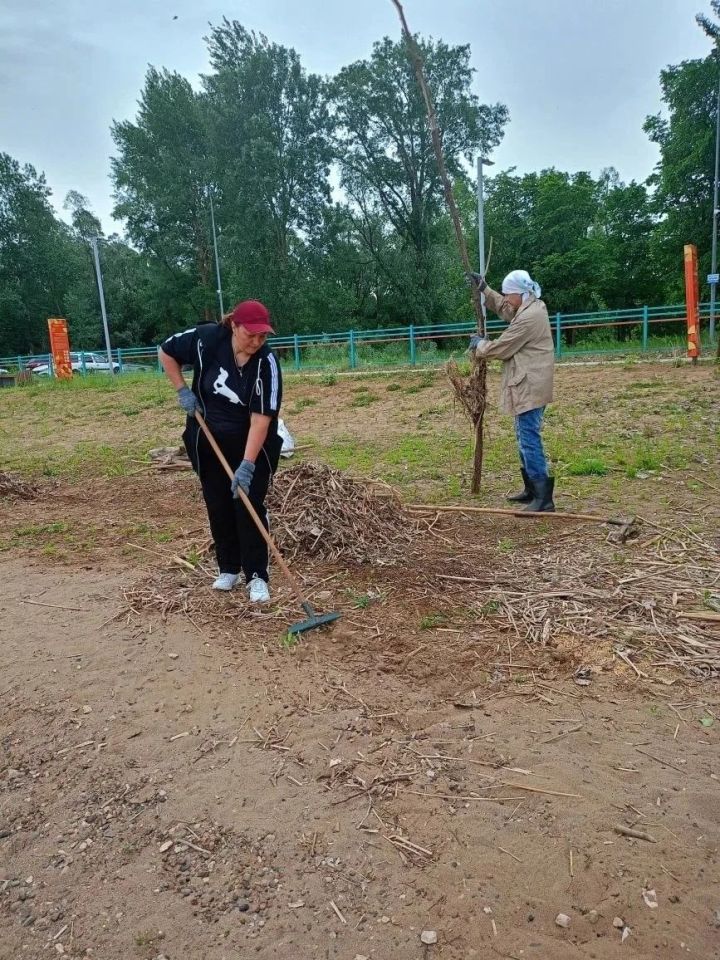 В Камских Полянах трудовые коллективы привели в порядок пляж «Мандарин»