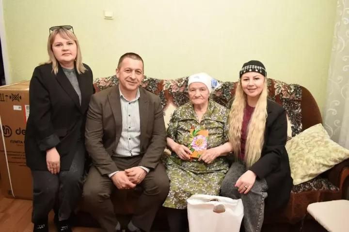 В Камских Полянах депутат вручил плиту бабушке погибшего война