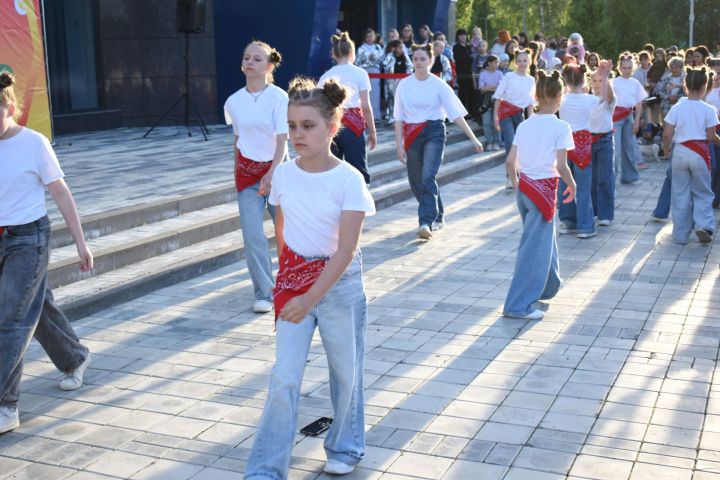 Детство — в дело: юные жители Камских Полян зажгли на празднике 1 июня