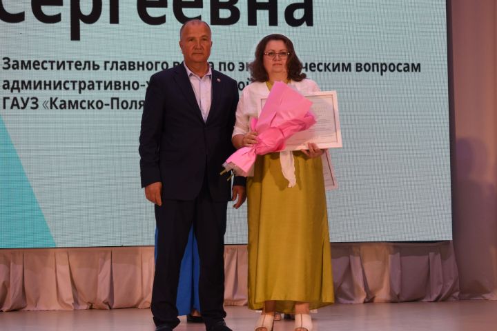 В КЦ «Чулман-Су» чествовали медиков и поздравили больницу с 40-летием фоторепортаж