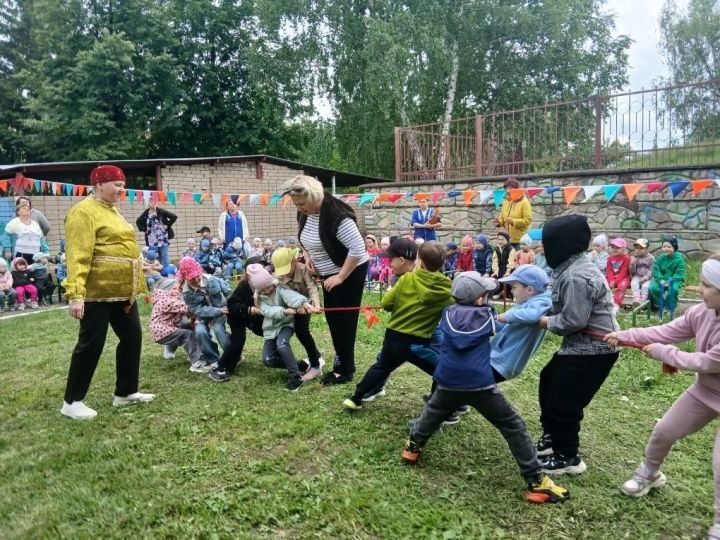 Веселье на свежем воздухе: дошколята Камских Полян отметили яркий праздник Сабантуй