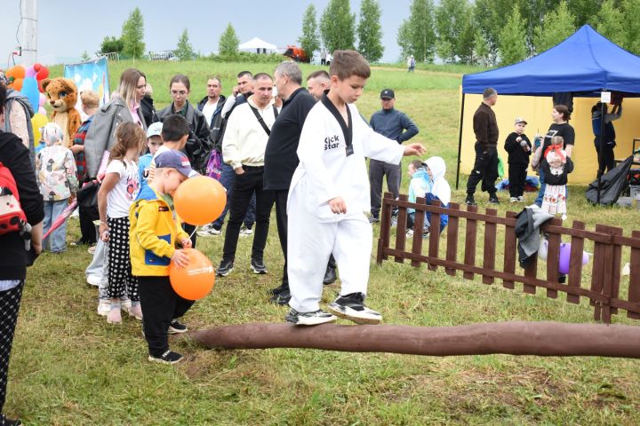 Шумно и по-народному: в Камских Полянах с размахом отпраздновали Сабантуй-2026