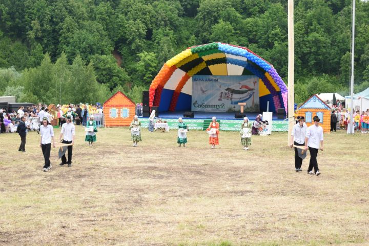 Шумно и по-народному: в Камских Полянах с размахом отпраздновали Сабантуй-2026