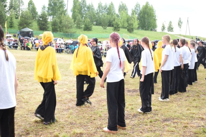 Шумно и по-народному: в Камских Полянах с размахом отпраздновали Сабантуй-2026