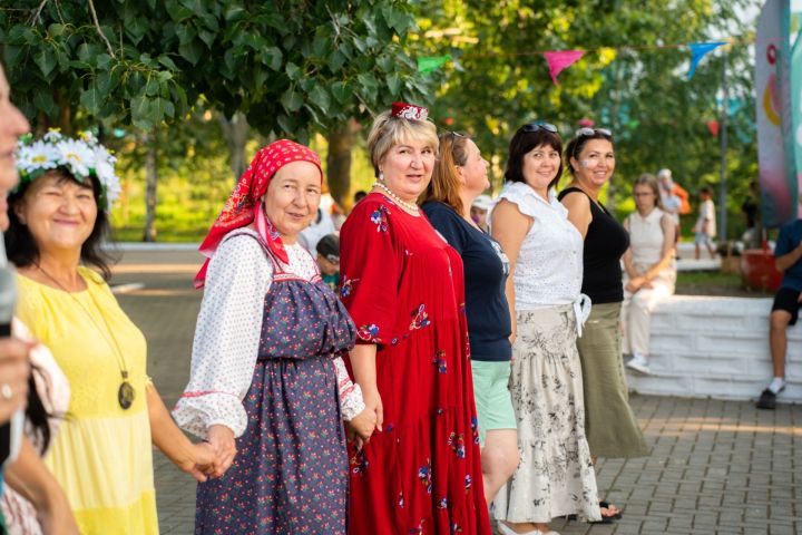 Для жителей Камских Полян состоялся яркий уличный праздник «Лето-травница»