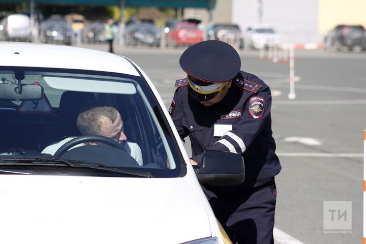 Депутат Камнев объяснил процедуру предъявления электронных прав сотрудникам ГАИ